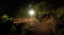 Ciclista con luz delantera NiteRider iluminando el camino en rodada de MTB nocturna, disponible en México con VeloStore