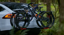 Racks Kuat instalado en camioneta blanca transportando bicicletas de montaña en México, disponible en VeloStore