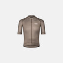 Jersey de ciclismo Velo Store Mx Pas Normal Studios Mechanism en color marrón con ajuste aerodinámico de carrera.