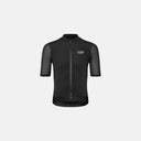 Maillot de ciclismo negro Pas Normal Studios Essential Light con tejido transpirable de nido de abeja y cremallera.