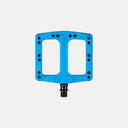 Pedal de MTB Deity Deftrap azul de Velo Store Mx con diseño cóncavo de nailon y pasadores de tracción