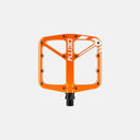 Pedales de bicicleta Deity Supervillain en color naranja, fabricados en aluminio con diseño cóncavo de Velo Store Mx.