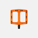 Pedales de MTB Deity Deftrap en color naranja, fabricados en compuesto de nailon con pines de acero de Velo Store Mx