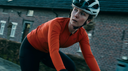 Detalle de ciclista con jersey Velocio, marca de ropa de ciclismo sostenible de alto rendimiento en México