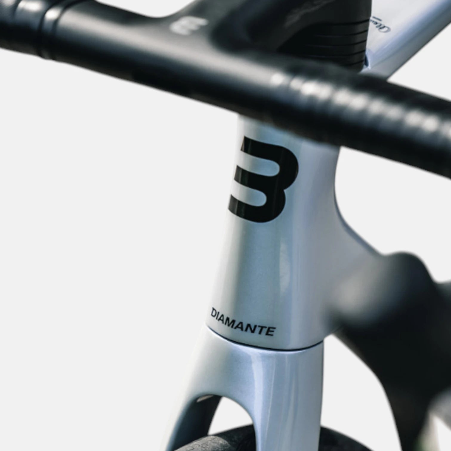 Bicicleta Basso Diamante Disc Fade Opal White 56 - Ultegra Di2 - Microtech RE38