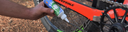 Banner desktop de Joe’s No Flats con lubricante aplicado en cadena de bicicleta MTB – Velostore México