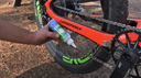 Banner mobile Joe’s No Flats mostrando lubricante de cadena para bicicleta de montaña – Velostore México