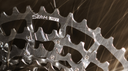 Banner mobile SRAM mostrando engranajes de cassette metálico – componentes y grupos para ciclismo en Velostore México