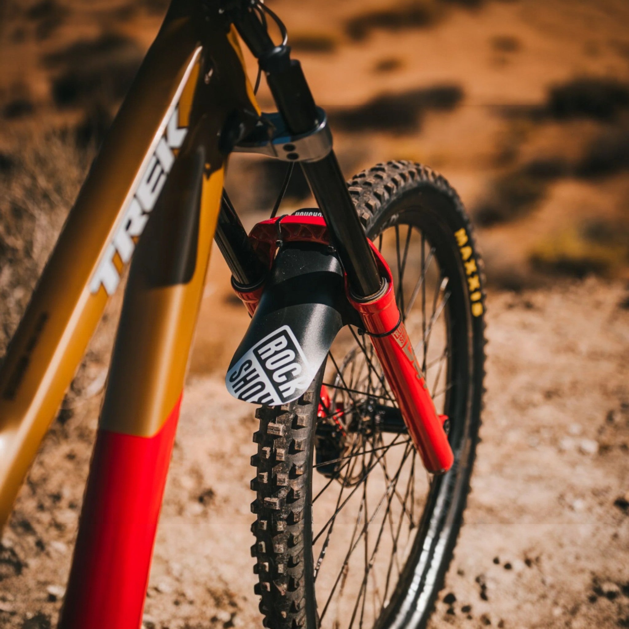 Imagen de referencia el modelo es Negro sobre Negro