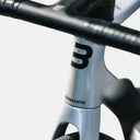 Detalle del cuadro de carbono blanco opal de la bicicleta Basso Diamante Disc en Velo Store Mx con logo B visible
