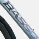 Detalle del cuadro de carbono blanco opal de la bicicleta Velo Store Mx Basso Diamante con logo negro