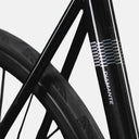 Detalle del cuadro de carbono negro de la bicicleta Basso Diamante Disc en Velo Store Mx con gráficos geométricos