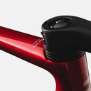Detalle del cuadro de carbono rojo brillante de la bicicleta Basso Diamante Disc en Velo Store Mx