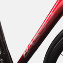 Detalle del cuadro de carbono rojo brillante de la bicicleta Velo Store Mx Basso Diamante Disc con logo elegante