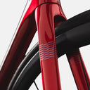 Detalle de la horquilla de carbono color rojo brillante de la bicicleta Basso Diamante Disc de Velo Store Mx