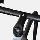 Manillar de carbono integrado Velo Store Mx en bicicleta Basso Diamante con acabado negro mate y logo B
