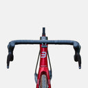 Vista frontal del manillar y cuadro de carbono rojo de la bicicleta Velo Store Mx Basso Diamante Disc