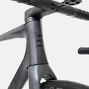 Detalle del cuadro de carbono negro Enigma de la bicicleta Basso Diamante SV con manillar integrado Velo Store Mx