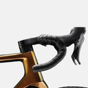 Detalle del cockpit y manillar de carbono de la bicicleta Velo Store Mx Basso Palta en acabado White Poseidon