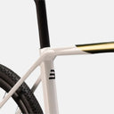 Detalle del cuadro de carbono blanco y dorado de la bicicleta gravel Basso Palta White Poseidon en Velo Store Mx