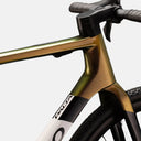 Detalle del cuadro de carbono de la bicicleta Velo Store Mx Basso Palta en color blanco y tonos iridiscentes