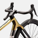 Bicicleta de gravel Basso Palta White Poseidon con cuadro de carbono, manillar ergonómico y diseño aerodinámico.