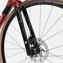 Detalle de la horquilla de carbono y freno de disco de la bicicleta Velo Store Mx Basso Palta II en color Candy Red