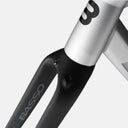 Detalle del cuadro plateado y horquilla de carbono negra de la bicicleta Basso Tera Gravel en Velo Store Mx