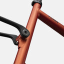 Detalle del cuadro de aluminio color siena de la bicicleta Velo Store Mx Basso Tera Gravel con unión de carbono