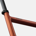 Detalle del cuadro de aluminio color Siena de la bicicleta Velo Store Mx Basso Tera Gravel con marca visible