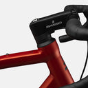 Detalle del cuadro rojo Siena y potencia negra con logo Basso en la bicicleta de gravel Velo Store Mx