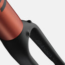 Detalle de la horquilla de carbono negra en la bicicleta Velo Store Mx Basso Tera Gravel Siena con acabado mate