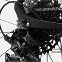 Detalle del desviador trasero SRAM y cassette en la bicicleta de gravel Velo Store Mx Basso Tera