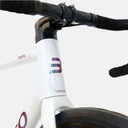 Detalle del cuadro de carbono blanco Velo Store Mx Basso Venta R con logo iridiscente y manillar ergonómico
