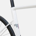 Detalle del cuadro de carbono blanco perlado de la bicicleta de ruta Basso Venta R en Velo Store Mx