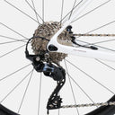 Detalle del cambio trasero Shimano 105 y cassette de la bicicleta de ruta Velo Store Mx Basso Venta R en color blanco.