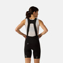 Vista trasera de ciclista con bib shorts negros Velocio Concept de Velo Store Mx, mostrando tirantes y ajuste ceñido.