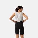 Vista trasera de ciclista con bib shorts negros Velocio LUXE y tirantes blancos de malla en Velo Store Mx