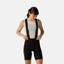 Ciclista mujer usando bib shorts negros Velocio Concept de alta compresión con tirantes en Velo Store Mx