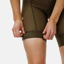 Bib shorts Mechanism de Pas Normal Studios en color oliva con patrón geométrico, ajustados en el muslo por Velo Store Mx