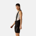 Ciclista con bib shorts negros Velocio Concept de Velo Store Mx, diseño aerodinámico de alta compresión y tirantes.