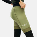 Bibs de ciclismo para mujer Velo Store Mx Pas Normal Studios en color verde oliva con textura y ajuste aerodinámico