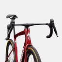Vista frontal de la bicicleta de carretera Velo Store Mx S-Works Tarmac SL9 roja con manillar integrado Roval