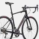 Bicicleta de carretera Specialized Allez E5 Sport en color negro brillante con frenos de disco en Velo Store Mx