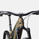 Vista frontal del manillar y cuadro de la e-MTB Specialized Turbo Levo Expert Carbon en color Satin Burnt Gold