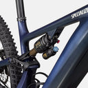 Detalle del amortiguador FOX Factory en el cuadro de carbono azul de la bicicleta eléctrica Velo Store Mx Turbo Levo Pro