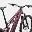 Bicicleta eléctrica de montaña Specialized Turbo Levo 4 Comp en color púrpura con cuadro de carbono y suspensión Fox