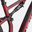 Detalle del cuadro de carbono Velo Store Mx Epic 8 Expert en color burdeos satinado con amortiguador RockShox SIDLuxe