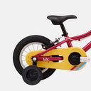 Detalle de la parte trasera de la bicicleta infantil Velo Store Mx Liv Adore en color magenta con protector amarillo