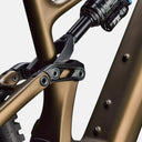 Detalle del cuadro de carbono satin burnt gold y suspensión FOX de la bicicleta Velo Store Mx Turbo Levo Expert
